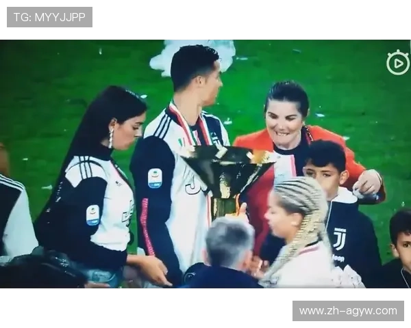 球迷强吻哈兰德事件回顾魔人无语了奖杯合影瞬间变尴尬